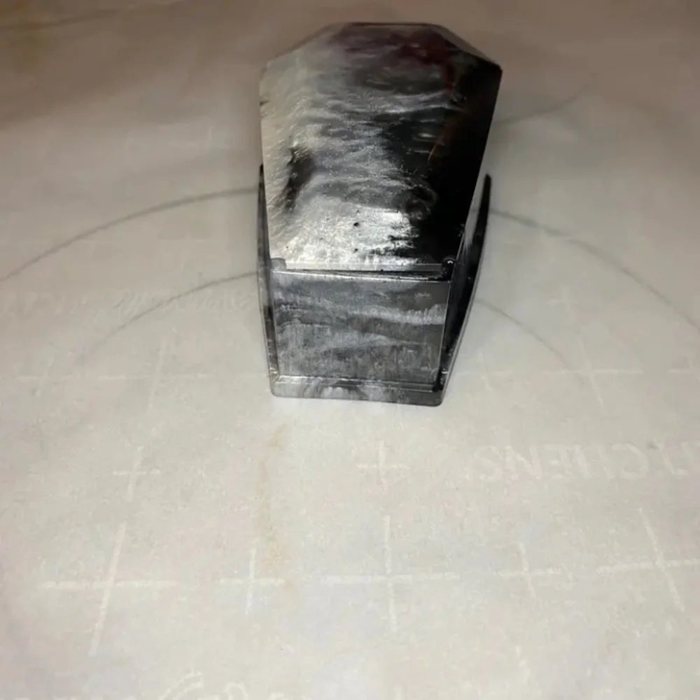 Resin coffin with a lid